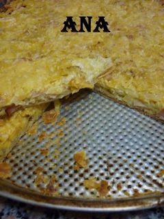 Una foto de Tarta de cebolla, jamón y salsa de champiñones