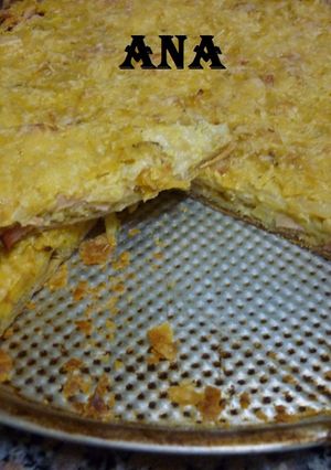 Una foto de Tarta de cebolla, jamón y salsa de champiñones