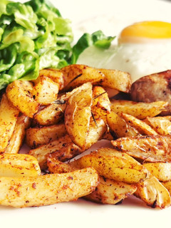 Foto de Batatas "fritas" com ervas e colorau