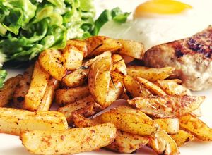 Foto de Batatas "fritas" com ervas e colorau