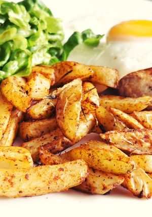 Foto de Batatas "fritas" com ervas e colorau