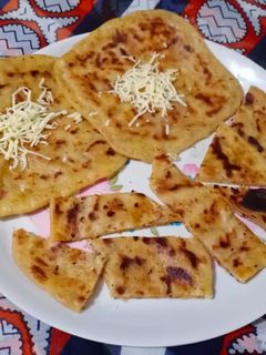 ચીઝ પરાઠા (cheese paratha recipe in gujarati) રેસીપી મુખ્ય ફોટો