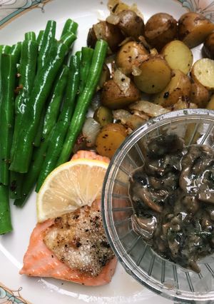 Foto resep Salmon Steak with Creamy Garlic Lemon Butter Sauce