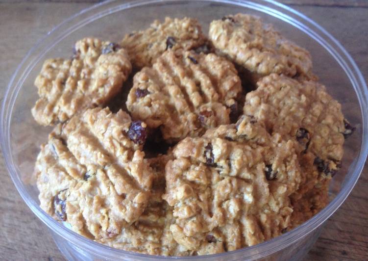 Cara Gampang Menyiapkan Crunchy Oatmeal Raisin Cookies, Enak