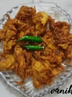 A picture of Kanda bhaji.