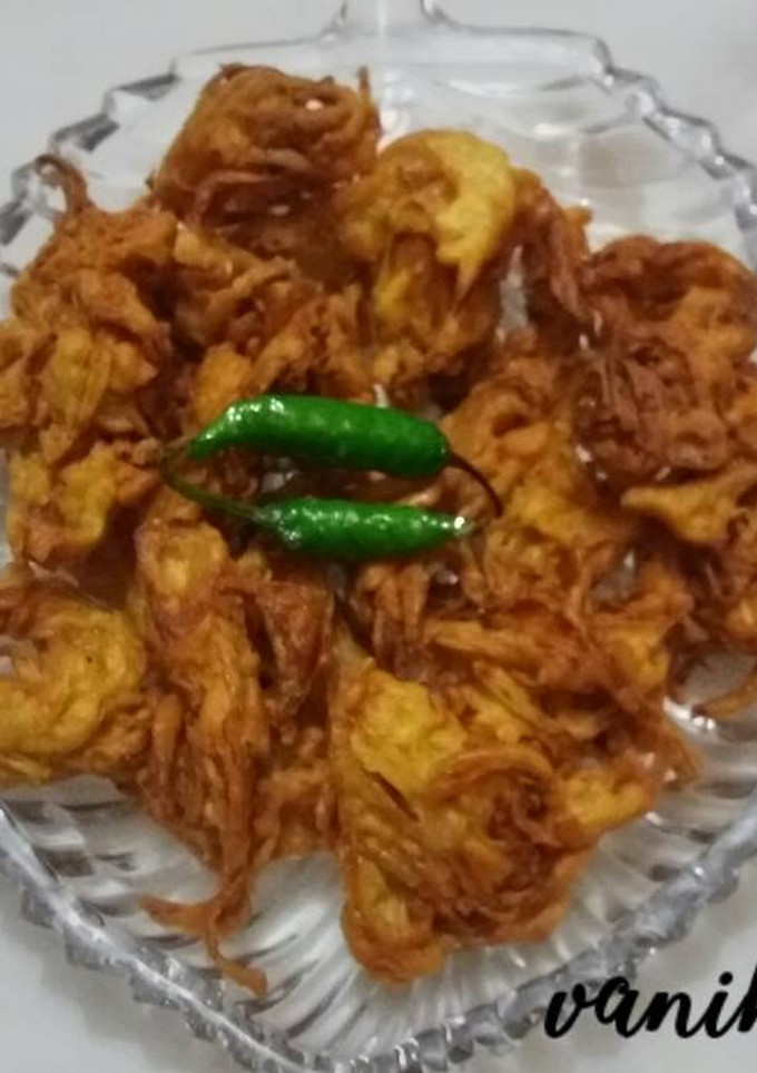 A picture of Kanda bhaji.