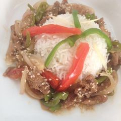 A picture of Magoline beef with veggies &boil rice.