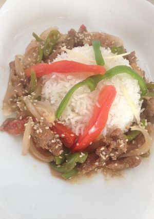 A picture of Magoline beef with veggies &boil rice.