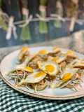 Tartaletas de gulas, gambas al ajillo y huevo de codorniz