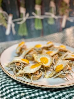 Una foto de Tartaletas de gulas, gambas al ajillo y huevo de codorniz