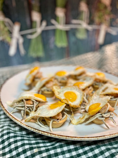 Una foto de Tartaletas de gulas, gambas al ajillo y huevo de codorniz