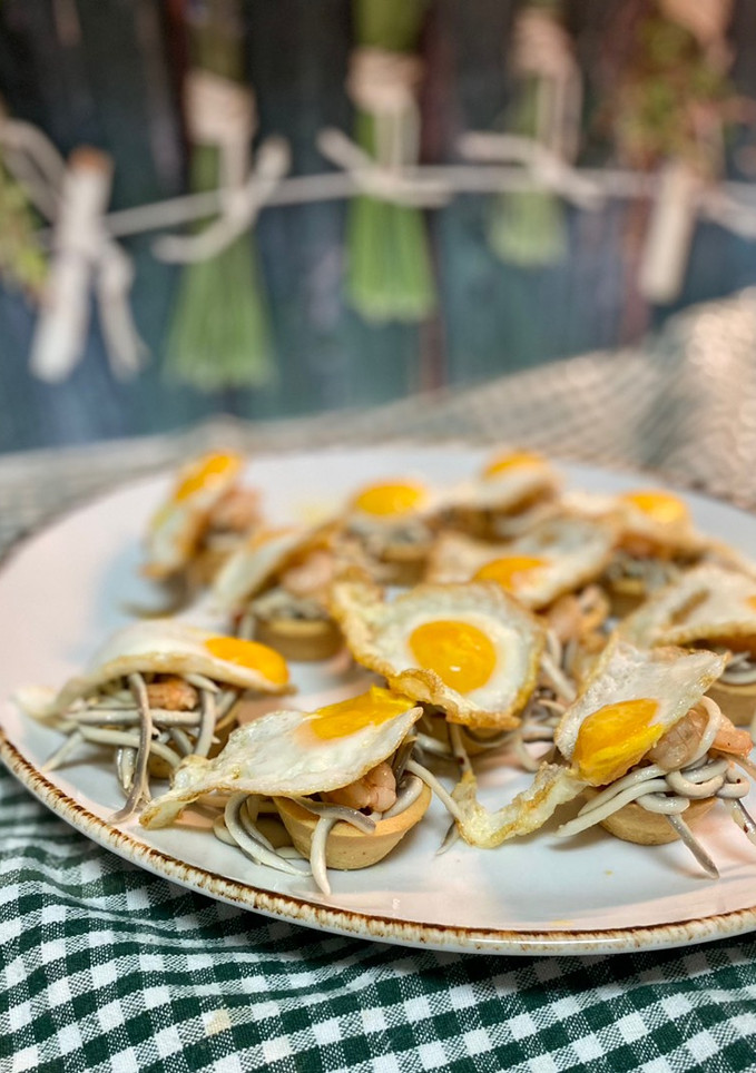 Una foto de Tartaletas de gulas, gambas al ajillo y huevo de codorniz
