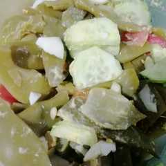 Una foto de Ensalada de chaucha, huevo, tomate y pepino