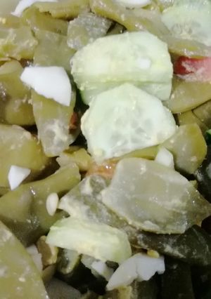 Una foto de Ensalada de chaucha, huevo, tomate y pepino