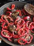 Iscas de Vitela com cebolada e pimento