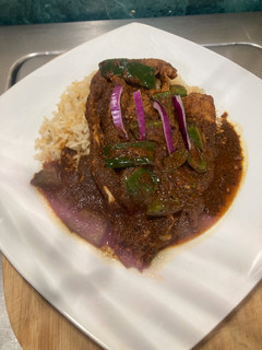 Una foto de Chuleta de res con salsa de chile pasilla y pimiento verde