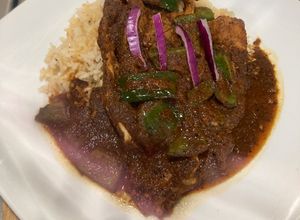 Una foto de Chuleta de res con salsa de chile pasilla y pimiento verde