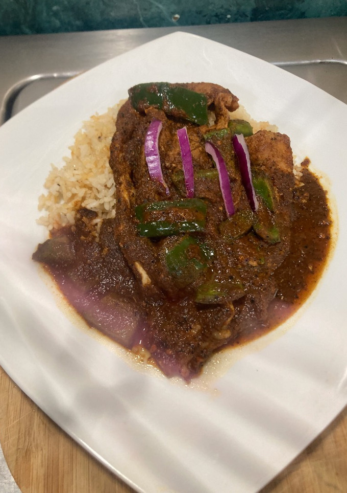 Una foto de Chuleta de res con salsa de chile pasilla y pimiento verde