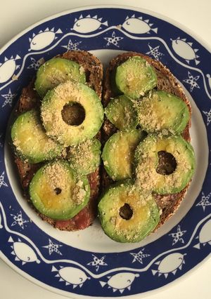 Foto principal de Tostadas con tomate, aguacate y levadura de cerveza