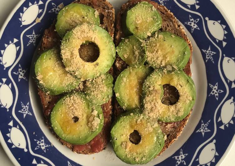 Tostadas con tomate, aguacate y levadura de cerveza