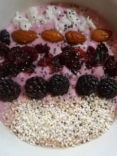 Una foto de Yogurt de zarzamoras y fresas