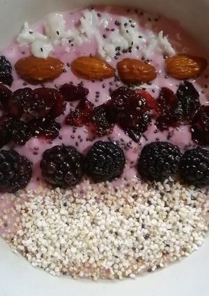Una foto de Yogurt de zarzamoras y fresas