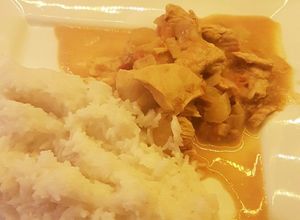 Una foto de Pollo Tikka Masala acompañado con arroz Basmati