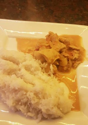 Una foto de Pollo Tikka Masala acompañado con arroz Basmati