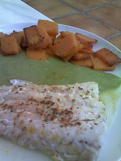 Una foto de Merluza con calabaza a lo pobre y salsa de verduras al cilantro
