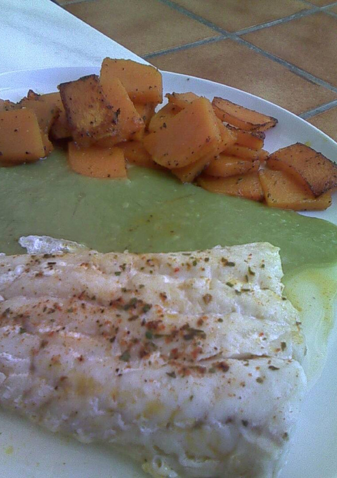 Una foto de Merluza con calabaza a lo pobre y salsa de verduras al cilantro