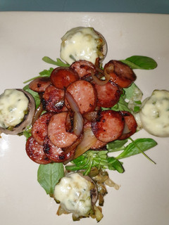 Une photo de Saucisses Fumées et champignons farcis aux courgettes