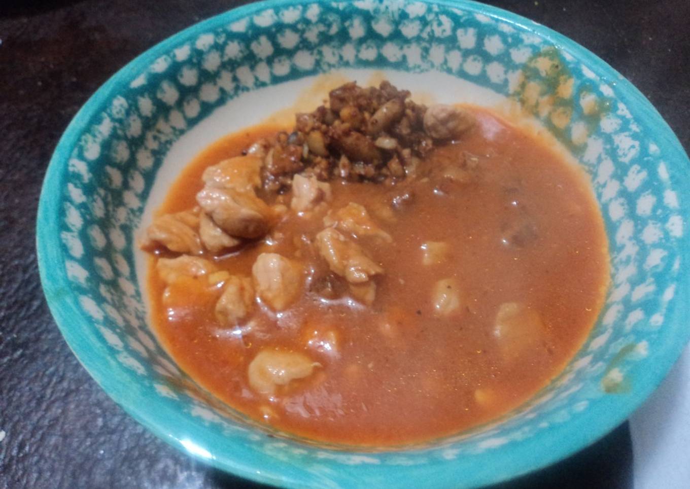 Carne de cerdo en salsa de jitomates de milpa, chile de agua moros o pintos y epazote