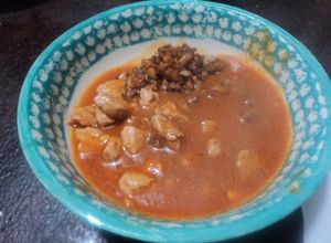 Una foto de Carne de cerdo en salsa de jitomates de milpa, chile de agua moros o pintos y epazote
