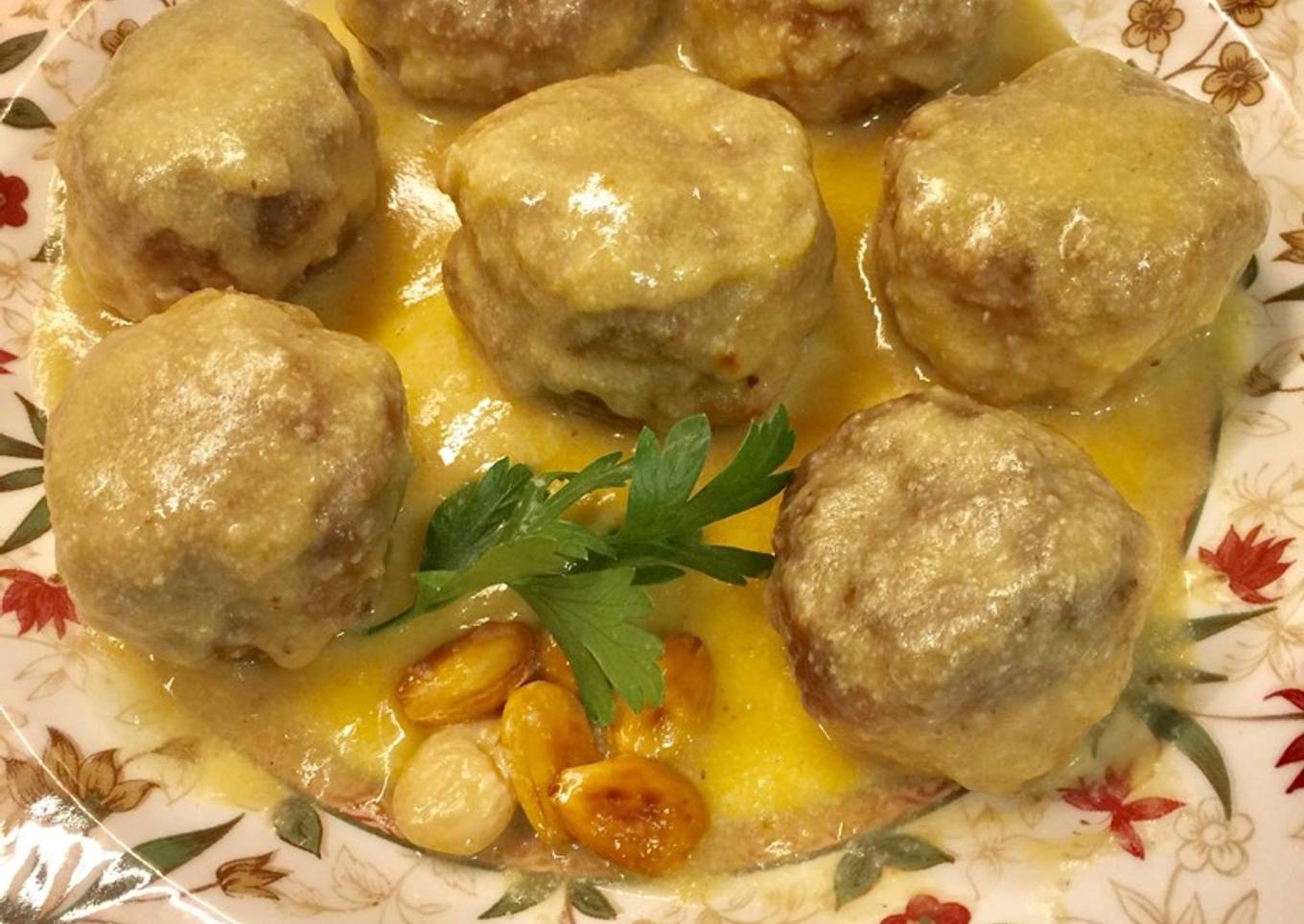 Albóndigas en salsa de almendras