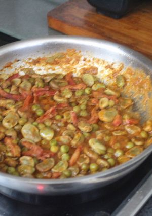 Una foto de Habas con guisantes y tocino