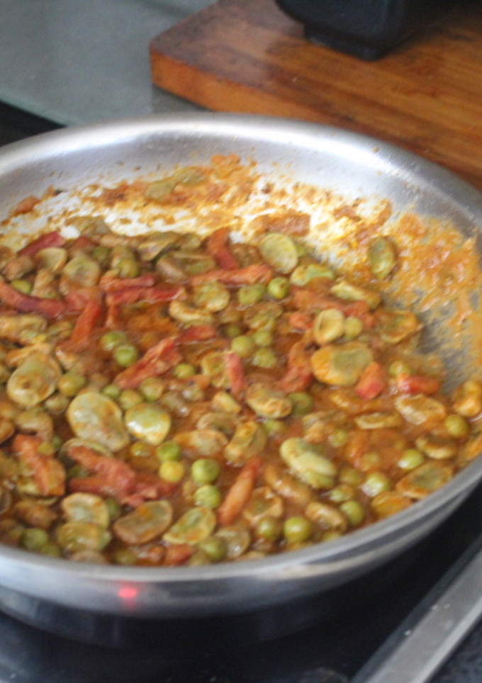 Una foto de Habas con guisantes y tocino