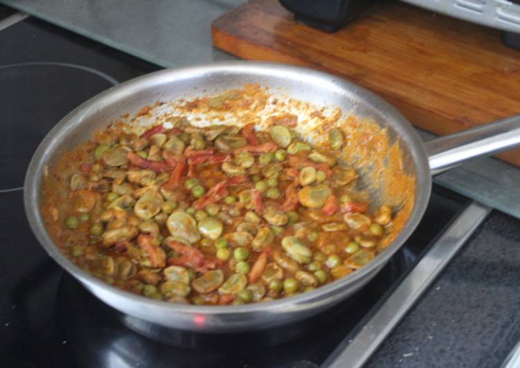 Habas con guisantes y tocino