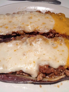Una foto de Berenjenas rellenas de carne en microondas con grill