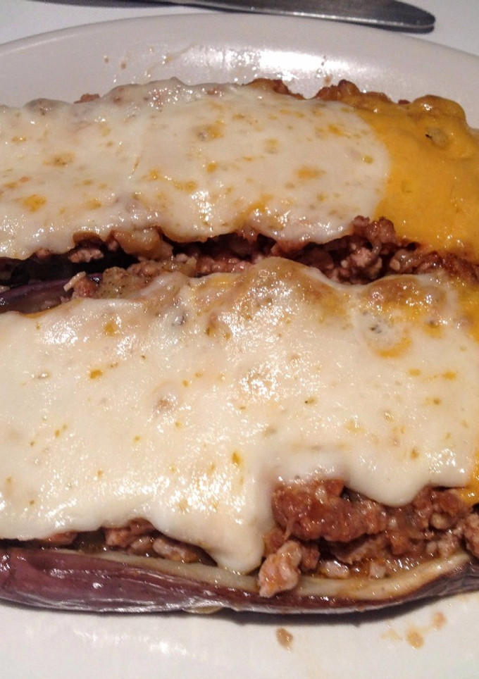 Una foto de Berenjenas rellenas de carne en microondas con grill