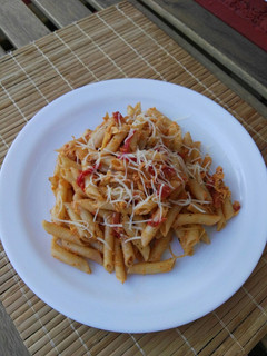 Una foto de Macarrones con tomate, pimiento y huevo
