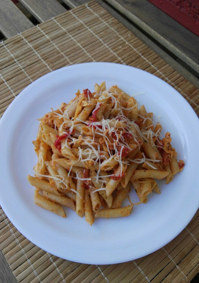 Una foto de Macarrones con tomate, pimiento y huevo