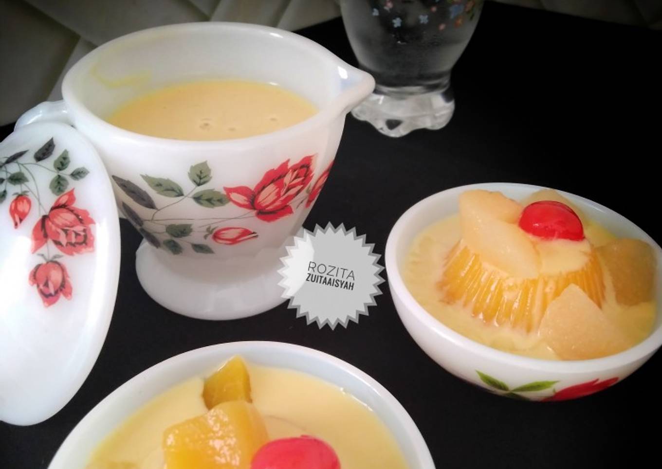 Puding custard dengan saus krim koktail