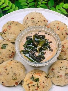 वेजिटेबल रवा इडली (vegetable rava idli recipe in Hindi) रेसिपी मुख्य फोटो