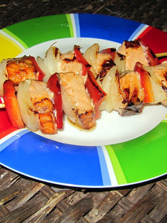 Una foto de Brochetas de salmón a la plancha