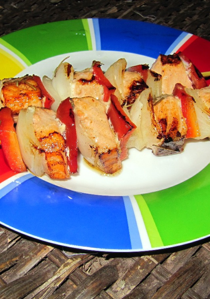 Una foto de Brochetas de salmón a la plancha