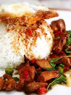 รูปของ ข้าวกะเพราคอหมูย่างไข่ดาว