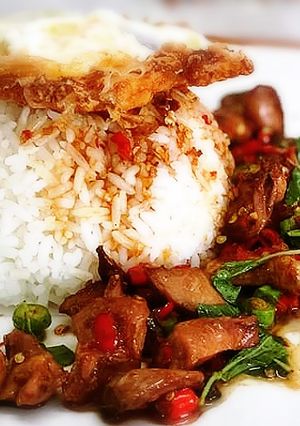 รูปของ ข้าวกะเพราคอหมูย่างไข่ดาว