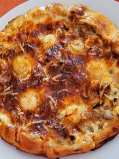 Una foto de Tarta salada de masa quebrada con champiñones y gambitas