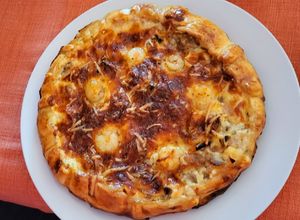 Una foto de Tarta salada de masa quebrada con champiñones y gambitas