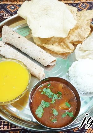 A picture of Mango juice and Potato Curry.